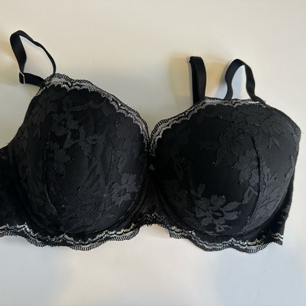 LIKE NEW 36DD Victoria’s Secret lightly lined underwire bra. Worn once.